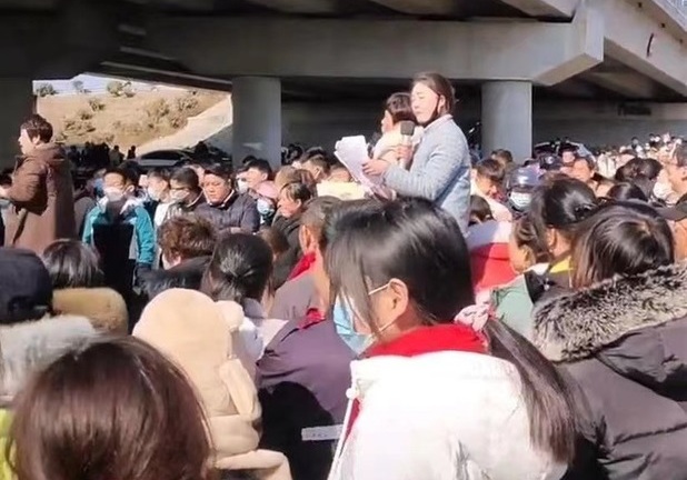 100 thanh niên xếp hàng chen chúc chờ 5 cô gái xem mắt tại Trung Quốc