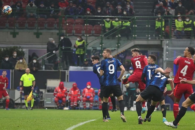 Firmino và Salah lập công phút cuối, Liverpool đặt một chân vào tứ kết Champions League