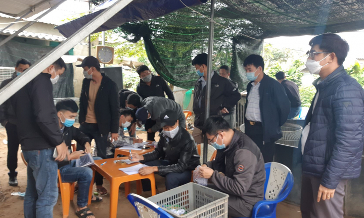 Bao vây trường gà, phát hiện hàng chục đối tượng đang cá độ