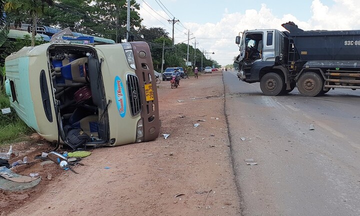 Xe khách và xe ben đấu đầu, ít nhất 15 người bị thương