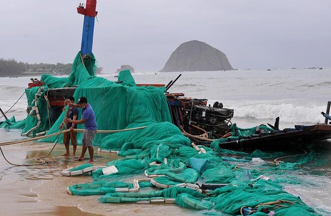 Mưa lớn ở miền Trung khiến 2 người thiệt mạng, hàng trăm ghe thuyền bị chìm