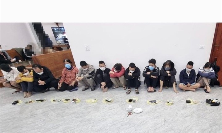 Hà Tĩnh: Phá sới bạc trên tầng áp mái, bắt giữ 12 đối tượng, thu giữ 124 triệu đồng