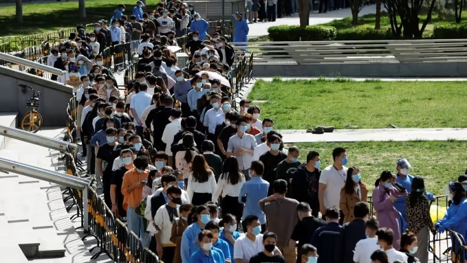 Cận cảnh dòng người chờ xét nghiệm COVID-19 tại Bắc Kinh nhằm chống lại biến thể Omicron