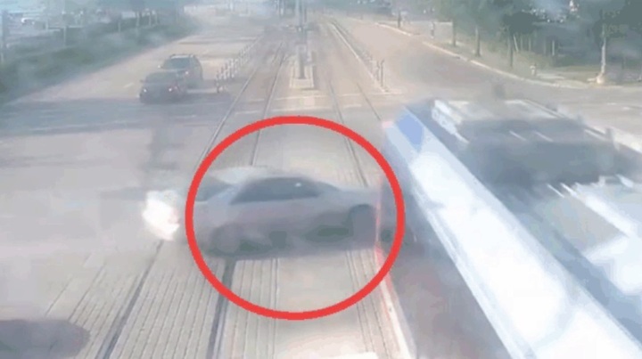 Video: Ô tô nhận kết đắng do vượt đèn đỏ, cố đi qua đường ray