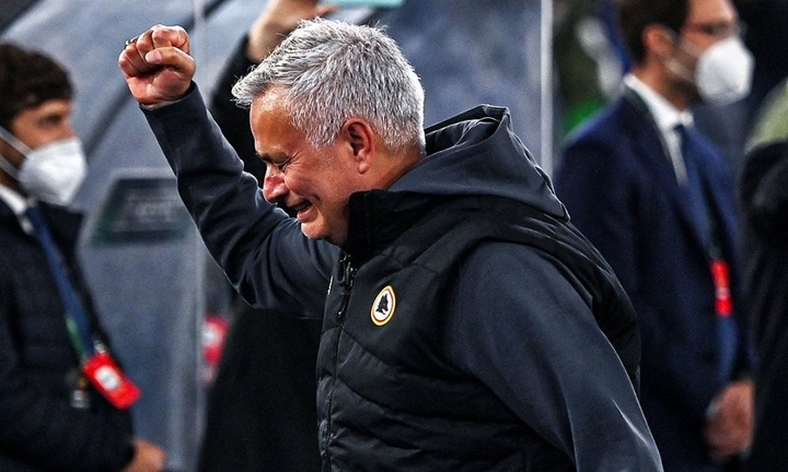 HLV Mourinho bật khóc sau khi giúp Roma giành vé vào chung kết Conference League