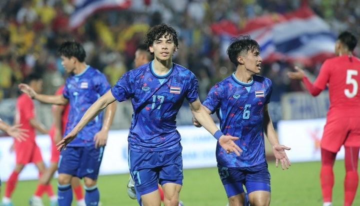 'Nhấn chìm' U23 Singapore với tỷ số 5-0, U23 Thái Lan vượt lên dẫn đầu bảng B
