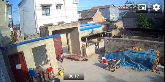 Video: Cánh cổng sắt lớn bất ngờ đổ sập, đè trúng 2 bé gái
