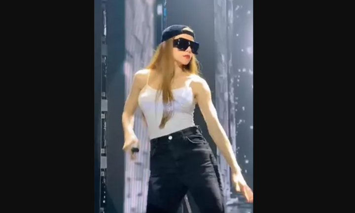 Hồ Ngọc Hà thiêu đốt mọi ánh nhìn tại buổi tổng duyệt Tuần lễ Thời trang Việt Nam 2022 