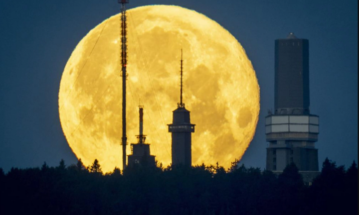 Chiêm ngưỡng 'siêu trăng dâu tây' trên khắp thế giới