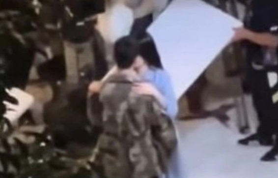 Cảnh hôn ngọt ngào của Dương Dương và Vương Sở Nhiên gây sốt trên mạng xã hội Trung Quốc