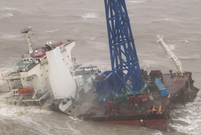 Bão Chaba khiến tàu Trung Quốc vỡ đôi trên biển, 27 người mất tích