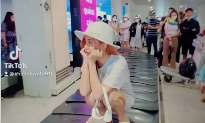 Xác minh hình ảnh nữ Tiktoker ngồi xổm trên băng chuyền hành lý ở sân bay