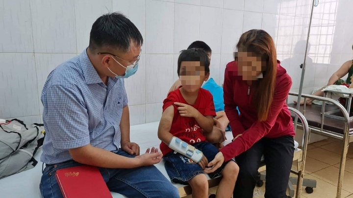 Vụ bé trai 9 tuổi bị bạo hành ở Đắk Lắk: Khởi tố người cha và bà nội