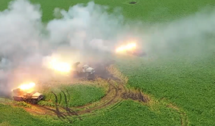 Video: Pháo phản lực phóng loạt Grad của Nga dội mưa rocket ở Ukraine