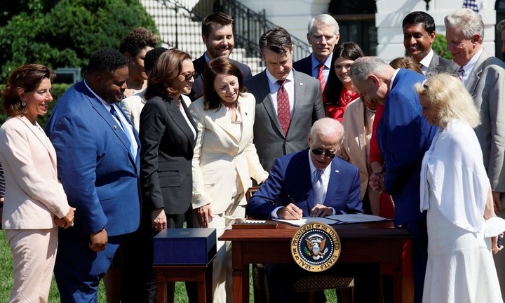 Tổng thống Joe Biden ký dự luật 52 tỷ USD, cạnh tranh chất bán dẫn với Trung Quốc