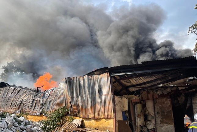 Hà Nội: Khoảng 600m2 nhà xưởng bị thiêu rụi ở huyện Gia Lâm