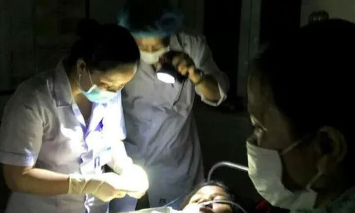 Bác sĩ rọi đèn pin đỡ đẻ thanh công cho sản phụ sinh 3 trong đêm khuya mất điện