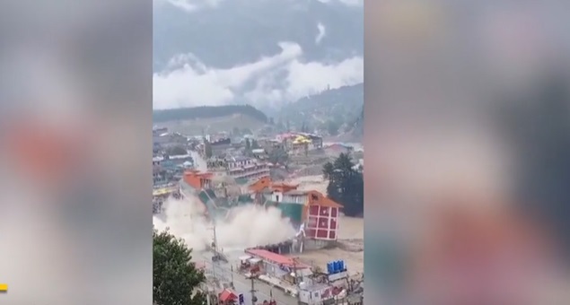 Video: Thót tim cảnh khách sạn bị nước lũ cuốn trôi tại Pakistan