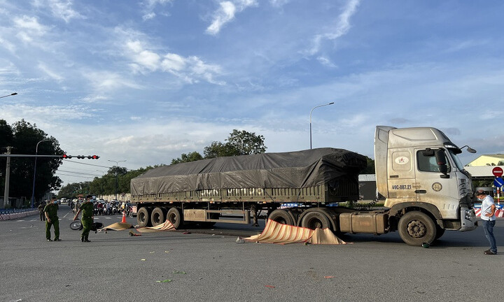 Xác định danh tính 4 người tử vong sau va chạm với xe đầu kéo tại Bình Dương