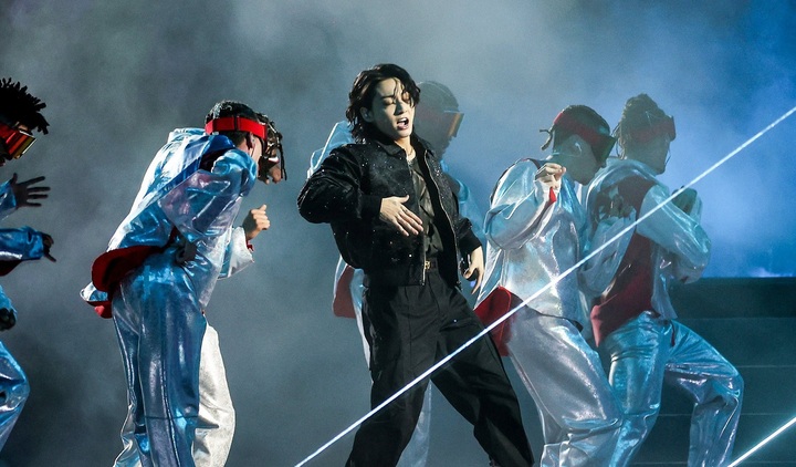 Jungkook (BTS) lên hot search sau màn trình diễn 'cực cháy' tại sân khấu khai mạc World Cup 2022