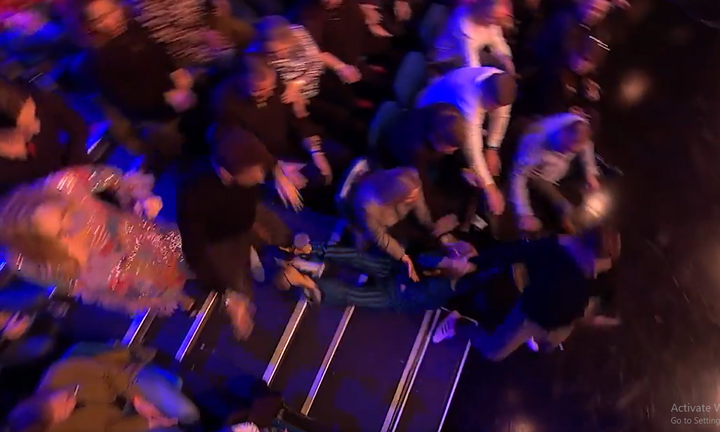 Video: Nữ MC nổi tiếng bất cẩn ngã nhào ngay trên sóng truyền hình