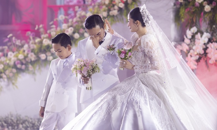 Phan Hiển bật khóc trong lễ cưới: 'Tôi từng lo sợ không ai đến lễ cưới của mình và Khánh Thi''