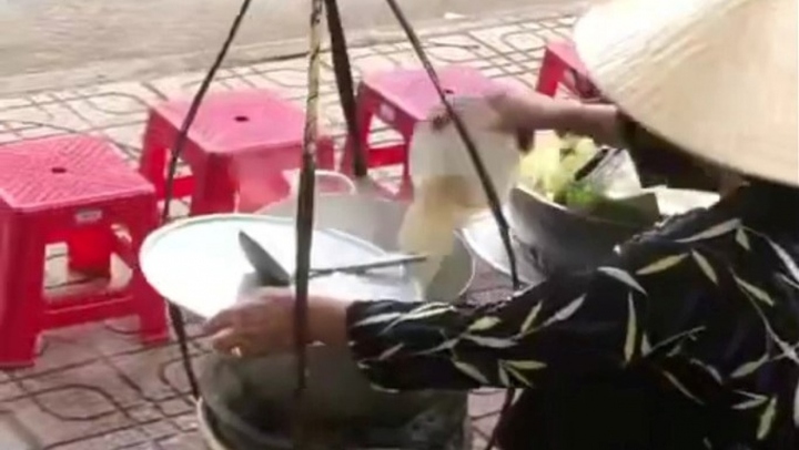 Khánh Hòa: Phạt hành chính người bán hàng đổ thức ăn thừa vào nồi nước lèo