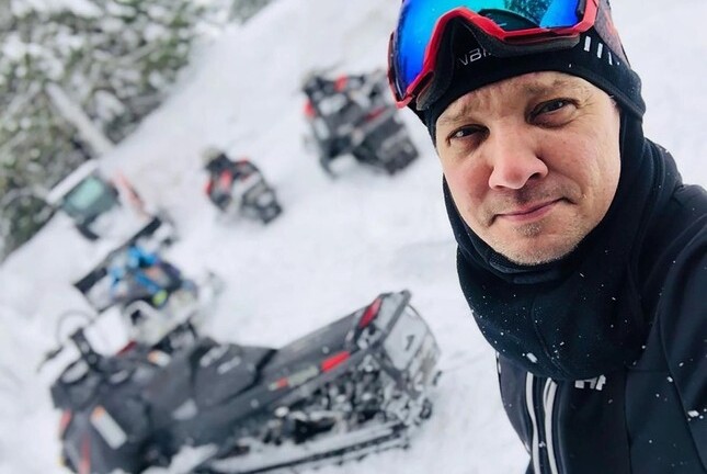 Tài tử Jeremy Renner gặp tai nạn nghiêm trọng