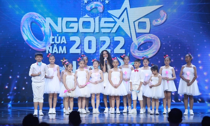 Hiền Thục tràn đầy năng lượng trên sân khấu gala Ngôi Sao của năm 2022