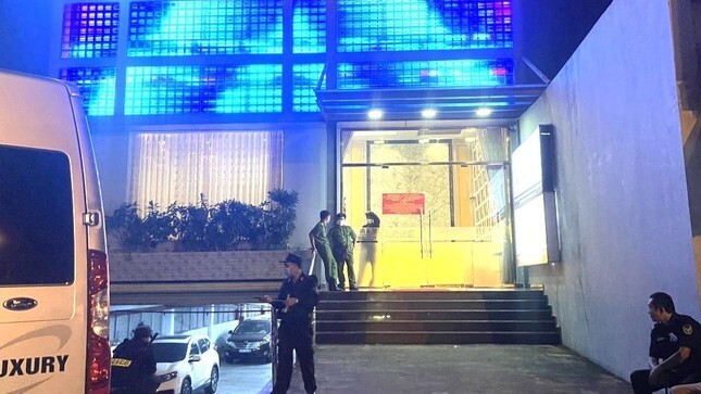 Phát hiện nhiều nữ nhân viên múa thoát y tại quán karaoke ở Bình Dương