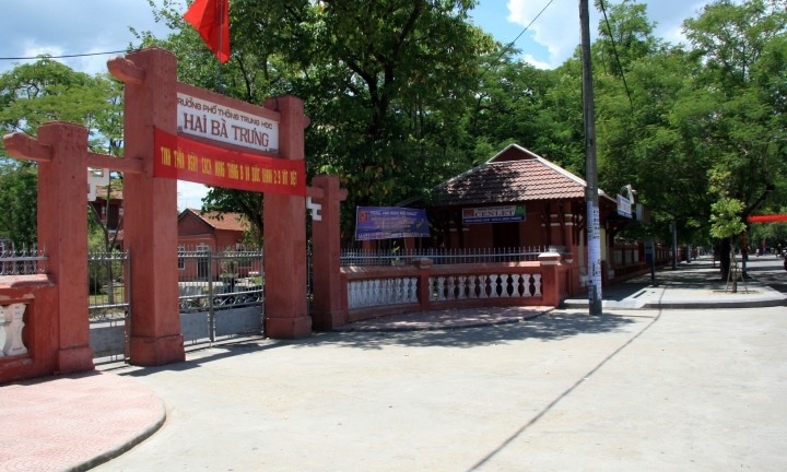 Huế: Kỷ luật cô giáo trong clip bị nam đồng nghiệp 'khoá tay' đẩy ra khỏi phòng học