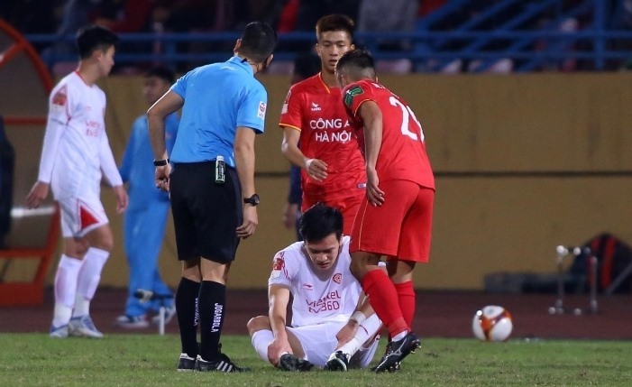 Cầu thủ phạm lỗi thô bạo với Hoàng Đức bị đề nghị kỷ luật nặng