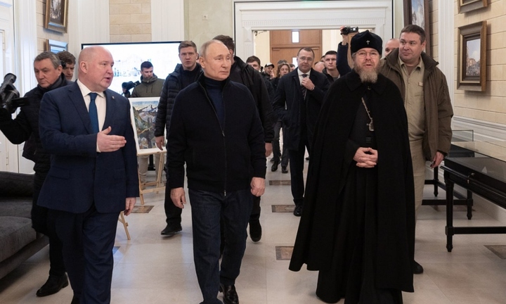 Tổng thống Putin bất ngờ tới thăm Crimea