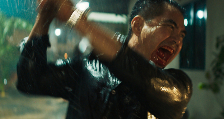 Trung Dũng nhai vụn ly thủy tinh trong trailer