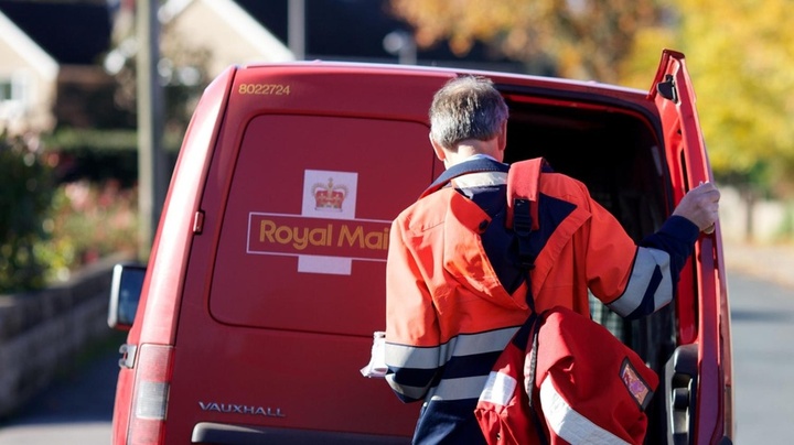 Công ty bưu chính Anh hứng 'gạch đá' vì trò đùa tăng lương