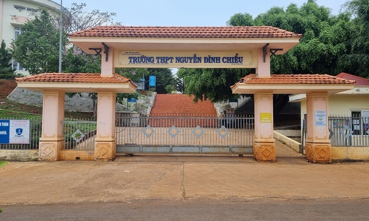 Bắt khẩn cấp một hiệu trưởng trường THPT