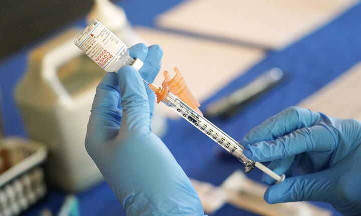 Mỹ phê duyệt liều vaccine tăng cường phòng COVID-19 thể lưỡng trị cho người cao tuổi