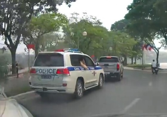 Cản trở đoàn xe ưu tiên, nam tài xế bị phạt 7 triệu đồng, tước giấy phép lái xe