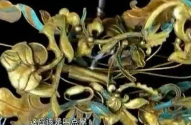 Mang của hồi môn bà nội tặng đi thẩm định, cô gái khiến chuyên gia 