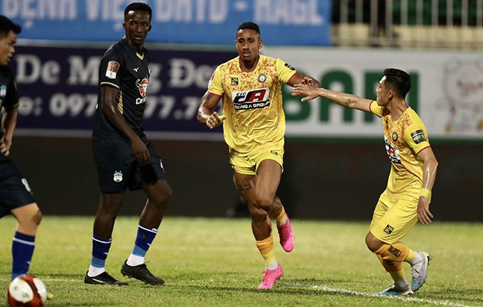 Hoà 2-2 trên sân khách trước HAGL, CLB Thanh Hoá giữ vững ngôi đầu bảng