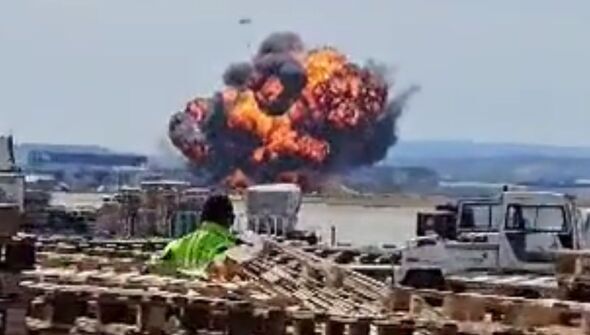 Video: Tiêm kích F-18 lao thẳng xuống đất, phát nổ khi đang diễn tập