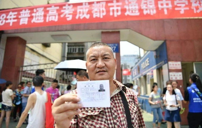 Triệu phú Trung Quốc thi đại học lần thứ 27 ở tuổi 56
