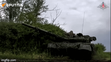 Video: Xe tăng Nga T-80BV khai hỏa, phá hủy thành trì của Ukraine