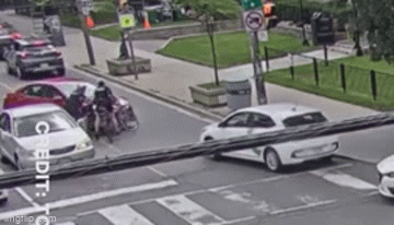 Video: Đối tượng lái ô tô ăn trộm đâm vào nhóm cảnh sát rồi bỏ trốn