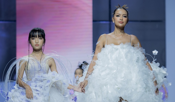 Mẫu nhí Khánh Ngọc catwalk thần thái cùng Hoa hậu Ngọc Châu