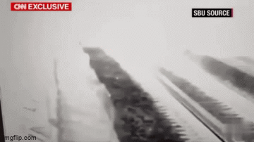 Video: Khoảnh khắc xuồng không người lái Ukraine lao vào trụ cầu Crimea