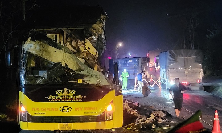Xác định nguyên nhân ban đầu vụ tai nạn nghiêm trọng giữa container và xe khách khiến 5 người tử vong