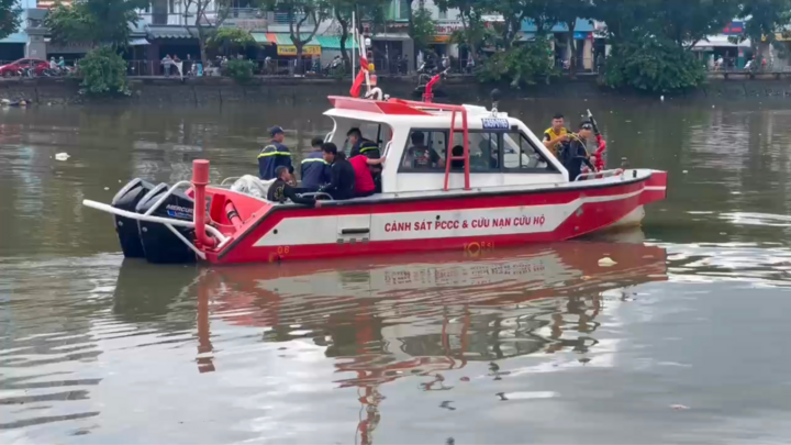 Phát hiện thi thể nam giới chưa rõ danh tính dưới kênh Tẻ