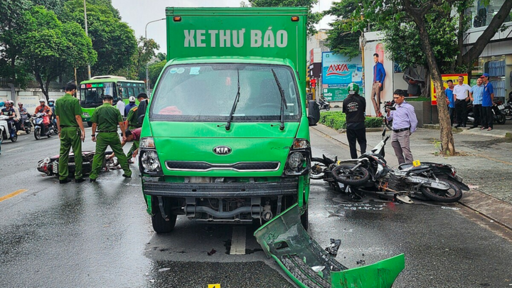 Xe thư báo tông loạt xe máy ở TP.HCM, 3 người bị thương