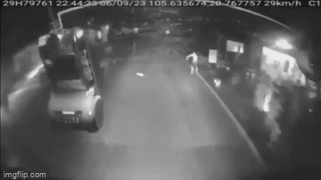 Video: Lao thẳng vào đầu xe tải, người đàn ông tử vong tại chỗ